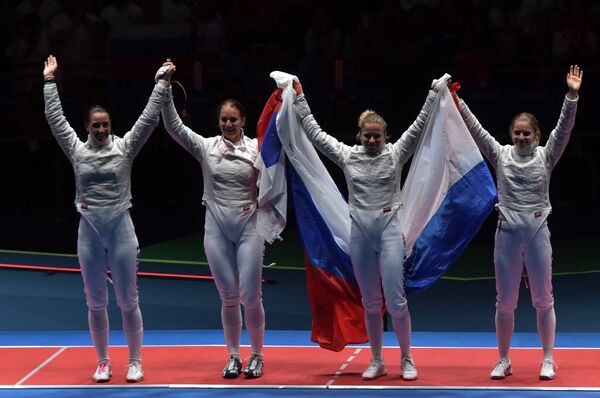 Саблистки сборной России после победы в финале Олимпийских игр в Рио Саблистки сборной России после победы в финале Олимпийских игр в Рио