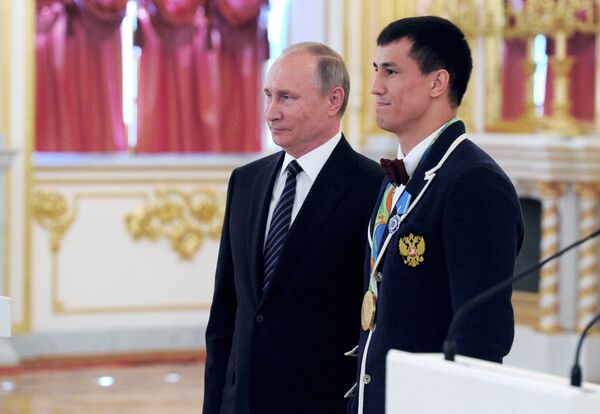 Президент РФ Владимир Путин (слева) и олимпийский чемпион по греко-римской Роман Власов Президент РФ Владимир Путин (слева) и олимпийский чемпион по греко-римской Роман Власов