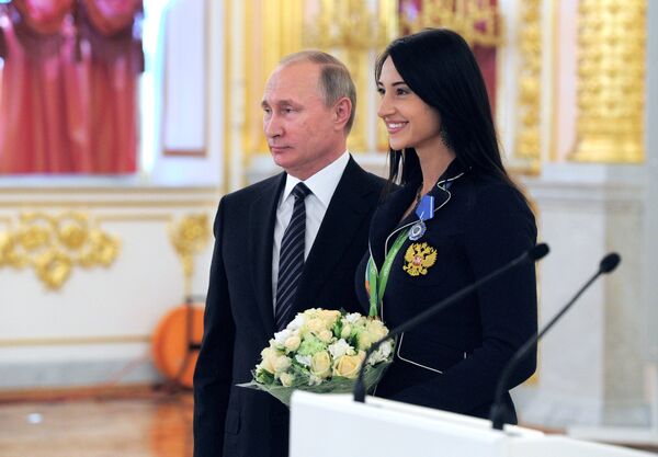 Президент РФ Владимир Путин и двухкратная олимпийская чемпионка по фехтованию на саблях Яна Егорян Президент РФ Владимир Путин и двухкратная олимпийская чемпионка по фехтованию на саблях Яна Егорян