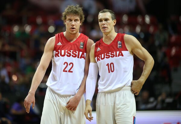 Баскетболисты сборной России Дмитрий Кулагин (слвеа) и Сергей Быков Баскетболисты сборной России Дмитрий Кулагин (слвеа) и Сергей Быков