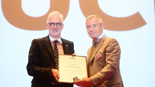 Президент Международного союза велосипедистов (UCI) Брайан Куксон и глава Федерации велосипедного спорта России (ФВСР) Игорь Макаров (слева направо) Президент Международного союза велосипедистов (UCI) Брайан Куксон и глава Федерации велосипедного спорта России (ФВСР) Игорь Макаров (слева направо)