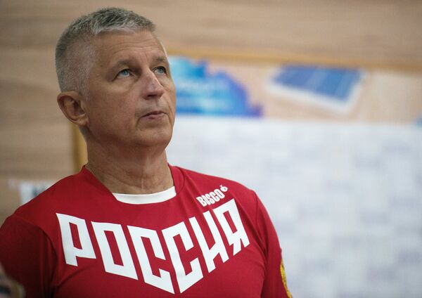 Главный тренер сборной России по прыжкам на батуте Николай Макаров Главный тренер сборной России по прыжкам на батуте Николай Макаров