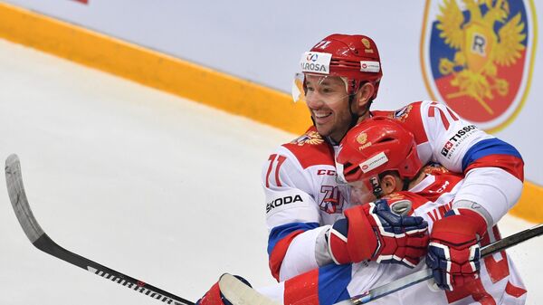 Хоккеисты сборной России Илья Ковальчук (слева) и Егор Яковлев