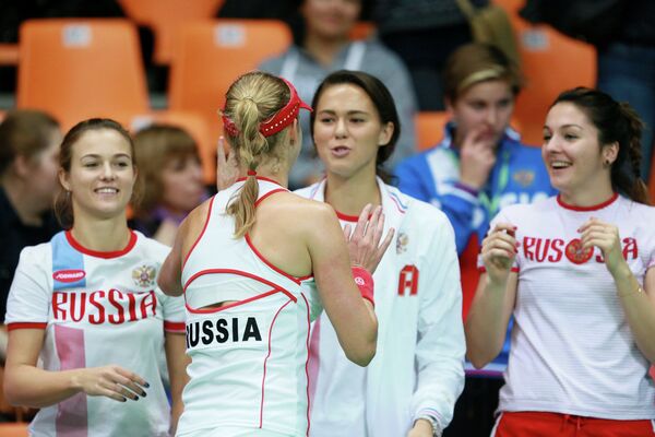 Российская команда поздравляет Екатерину Макарову (на первом плане) Российская команда поздравляет Екатерину Макарову (на первом плане)