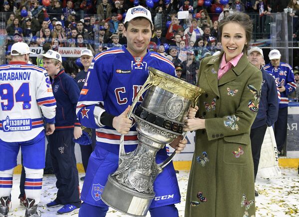 Вице-президент хоккейного клуба СКА Роман Ротенберг с Кубком Гагарина Вице-президент хоккейного клуба СКА Роман Ротенберг с Кубком Гагарина