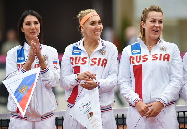 Капитан женской сборной России по теннису Анастасия Мыскина, Елена Веснина и Анастасия Павлюченкова (слева направо) Капитан женской сборной России по теннису Анастасия Мыскина, Елена Веснина и Анастасия Павлюченкова (слева направо)