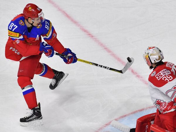 Форвард сборной России Вадим Шипачёв (слева) и вратарь сборной Дании Джордж Сёренсен Форвард сборной России Вадим Шипачёв (слева) и вратарь сборной Дании Джордж Сёренсен