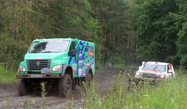 Слева направо: автомобиль команды GAZ RAID SPORT под управлением Болеслава Левицкого (Россия) и автомобиль команды AVMOTORSPORT под управлением Юли Мигуновой-Хегай (Россия) Слева направо: автомобиль команды GAZ RAID SPORT под управлением Болеслава Левицкого (Россия) и автомобиль команды AVMOTORSPORT под управлением Юли Мигуновой-Хегай (Россия)