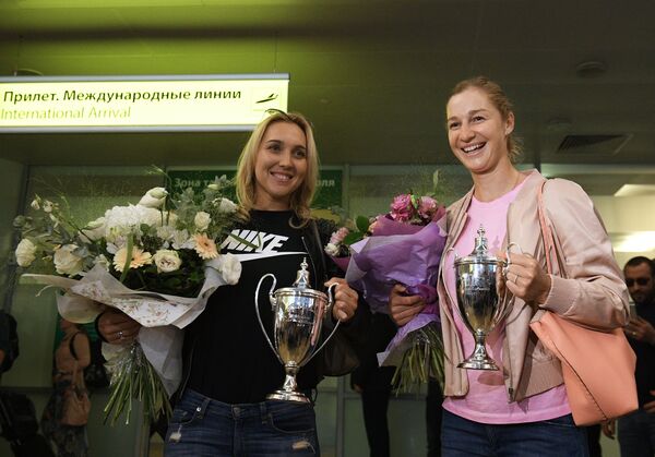 Победители теннисного турнира Уимблдон в парном разряде Елена Веснина и Екатерина Макарова (слева направо) Победители теннисного турнира Уимблдон в парном разряде Елена Веснина и Екатерина Макарова (слева направо)