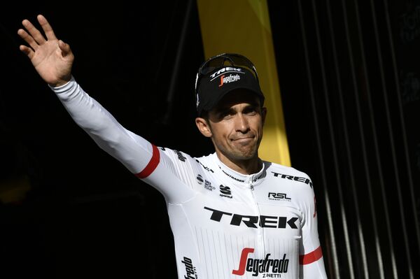 Велогонщик Trek-Segafredo Альберто Контадор Велогонщик Trek-Segafredo Альберто Контадор