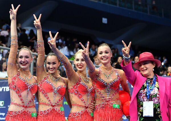 Спортсменки сборной России и президент Всероссийской федерации художественной гимнастики Ирина Винер-Усманова Спортсменки сборной России и президент Всероссийской федерации художественной гимнастики Ирина Винер-Усманова