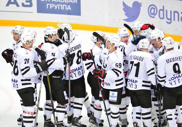 Хоккеисты Трактора радуются победе Хоккеисты Трактора радуются победе