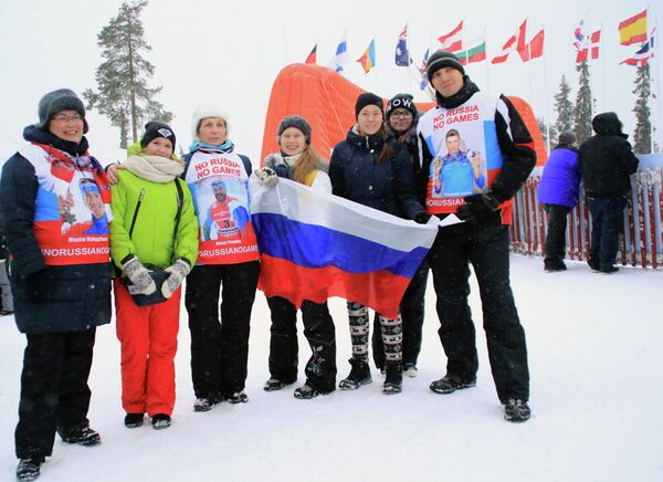 Российские болельщики во время акции в поддержку отстраненных российских лыжников Российские болельщики во время акции в поддержку отстраненных российских лыжников