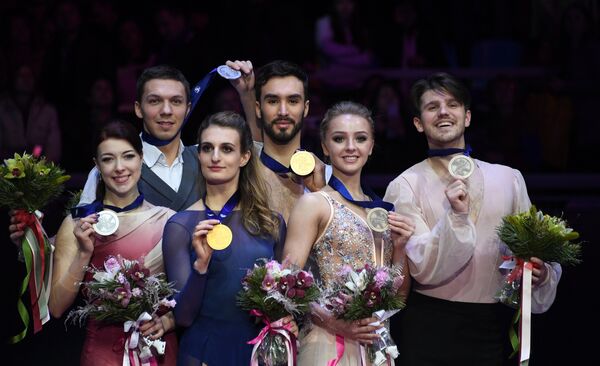 Екатерина Боброва/Дмитрий Соловьев, Габриэлла Пападакис/Гийом Сизерон и Александр Степанова/Иван Букин (слева направо) Екатерина Боброва/Дмитрий Соловьев, Габриэлла Пападакис/Гийом Сизерон и Александр Степанова/Иван Букин (слева направо)