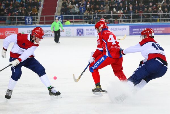 Игрок сборной России по хоккею с мячом Вадим Архипкин (в центре) Игрок сборной России по хоккею с мячом Вадим Архипкин (в центре)