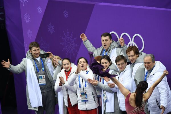 Российская сборная во время выступления Екатерины Бобровой и Дмитрия Соловьева Российская сборная во время выступления Екатерины Бобровой и Дмитрия Соловьева