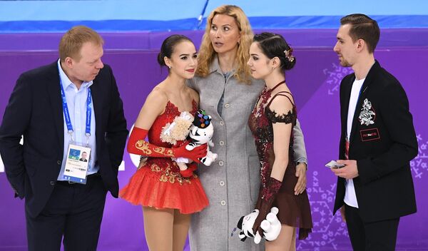Алина Загитова и Евгения Медведева (справа) и Этери Тутберидзе Алина Загитова и Евгения Медведева (справа) и Этери Тутберидзе