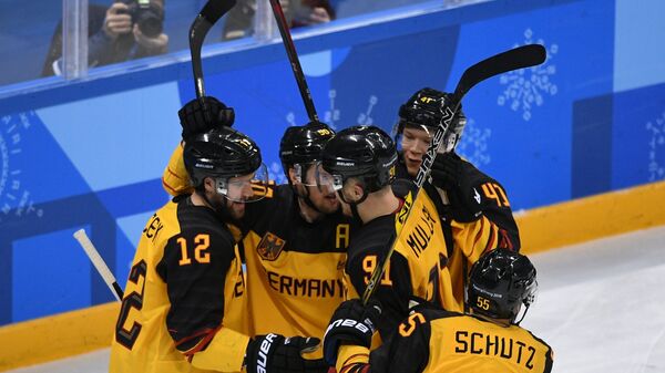 Хоккеисты сборной Германии радуются заброшенной шайбе