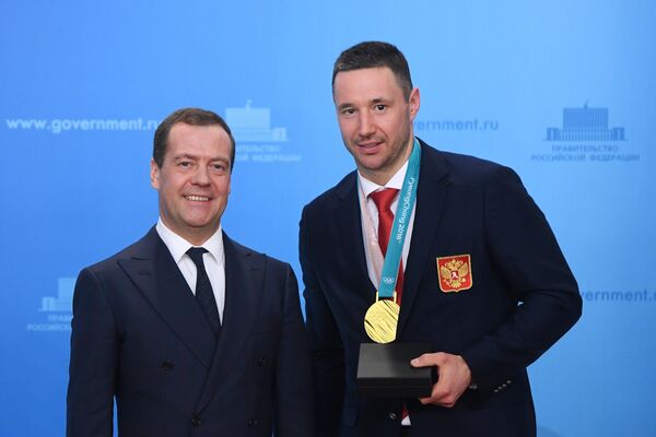 Дмитрий Медведев и олимпийский чемпион по хоккею Илья Ковальчук (справа) Дмитрий Медведев и олимпийский чемпион по хоккею Илья Ковальчук (справа)