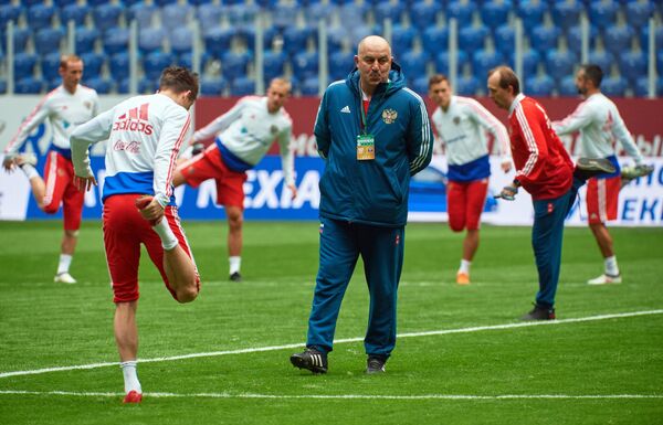Главный тренер сборной России Станислав Черчесов (в центре) Главный тренер сборной России Станислав Черчесов (в центре)