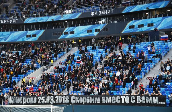 Баннер в память о погибших в ТЦ Зимняя вишня в Кемерово на трибуне стадиона Санкт-Петербург перед товарищеским футбольным матчем между сборными России и Франции Баннер в память о погибших в ТЦ Зимняя вишня в Кемерово на трибуне стадиона Санкт-Петербург перед товарищеским футбольным матчем между сборными России и Франции
