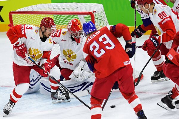 Вратарь сборной России Василий Кошечкин (в центре) Вратарь сборной России Василий Кошечкин (в центре)