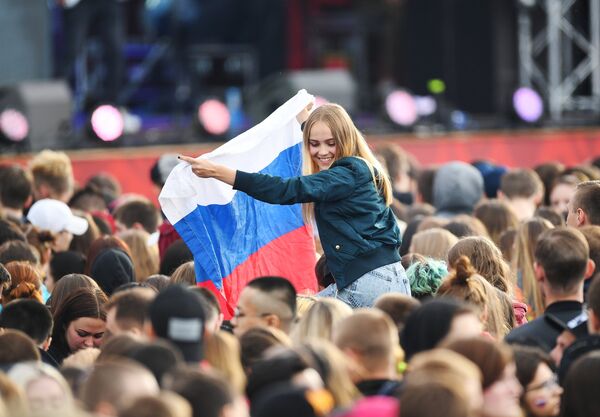 Участники во время Фестиваля болельщиков Fan Fest 2018 на Воробьевых горах в Москве Участники во время Фестиваля болельщиков Fan Fest 2018 на Воробьевых горах в Москве