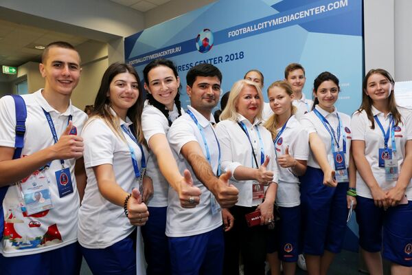 Волонтеры на открытии городского пресс-центра чемпионата мира по футболу в Сочи Волонтеры на открытии городского пресс-центра чемпионата мира по футболу в Сочи