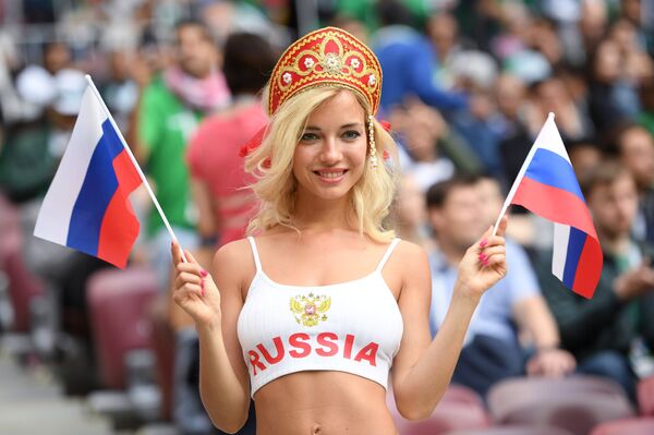 Болельщица сборной России перед матчем группового этапа чемпионата мира по футболу между сборными России и Саудовской Аравии. Болельщица сборной России перед матчем группового этапа чемпионата мира по футболу между сборными России и Саудовской Аравии.