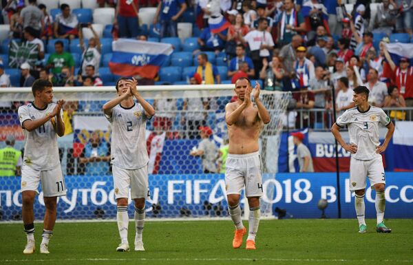 Футболисты сборной России Роман Зобнин, Марио Фернандес, Сергей Игнашевич и Илья Кутепов (слева направо) Футболисты сборной России Роман Зобнин, Марио Фернандес, Сергей Игнашевич и Илья Кутепов (слева направо)