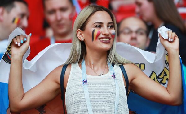 Болельщица перед матчем группового этапа чемпионата мира между сборными Бельгии и Туниса Болельщица перед матчем группового этапа чемпионата мира между сборными Бельгии и Туниса