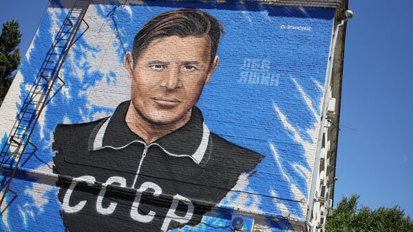 Граффити с изображением советского футболиста Льва Яшина на стене дома в Краснодар Граффити с изображением советского футболиста Льва Яшина на стене дома в Краснодар