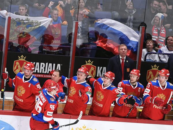 Хоккеисты сборной России радуются заброшенной шайбе Хоккеисты сборной России радуются заброшенной шайбе