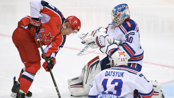 Форвард ЦСКА Андрей Светлаков, вратарь СКА Игорь Шестёркин и нападающий СКА Павел Дацюк (слева направо) Форвард ЦСКА Андрей Светлаков, вратарь СКА Игорь Шестёркин и нападающий СКА Павел Дацюк (слева направо)
