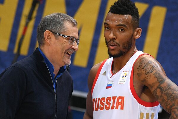 Главный тренер сборной России по баскетболу Сергей Базаревич (слева) и игрок сборной России Джоэл Боломбой Главный тренер сборной России по баскетболу Сергей Базаревич (слева) и игрок сборной России Джоэл Боломбой