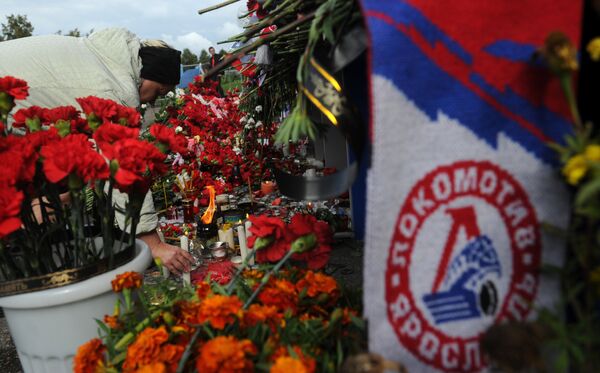 Цветы и свечи в память о погибших хоккеистах ярославского Локомотива у стадиона Арена-2000 Цветы и свечи в память о погибших хоккеистах ярославского Локомотива у стадиона Арена-2000