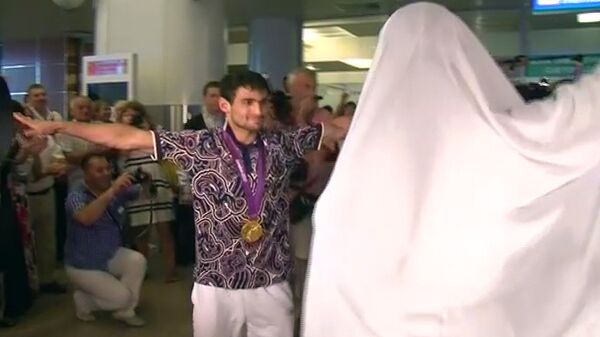 Олимпийские чемпионы по дзюдо танцуют лезгинку в аэропорту Шереметьево Олимпийские чемпионы по дзюдо танцуют лезгинку в аэропорту Шереметьево