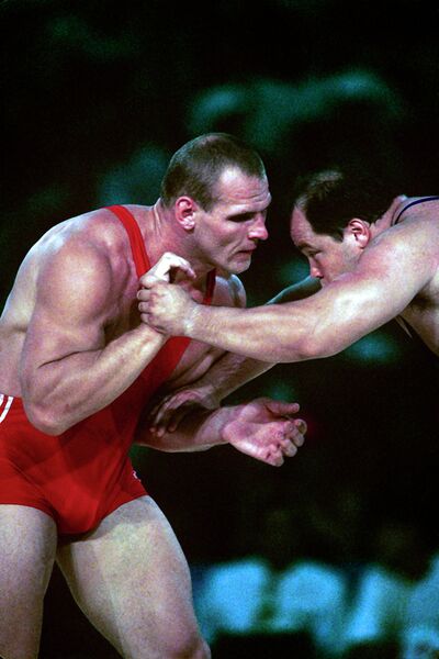 Александр Карелин, Олимпийский чемпион по греко-римской борьбе, во время поединка Александр Карелин, Олимпийский чемпион по греко-римской борьбе, во время поединка