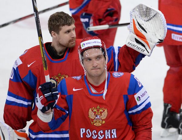 Вратарь сборной России Илья Брызгалов и игрок сборной Александр Овечкин Вратарь сборной России Илья Брызгалов и игрок сборной Александр Овечкин