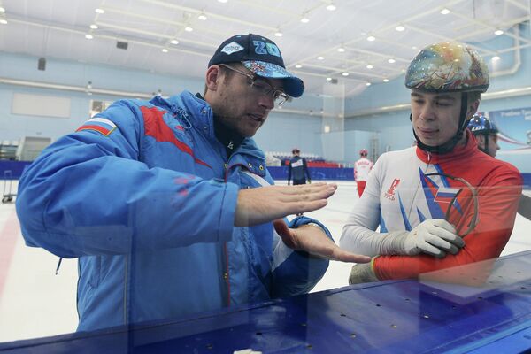 Главный тренер Себастьян Крос (слева) и российский спортсмен Семен Елистратов Главный тренер Себастьян Крос (слева) и российский спортсмен Семен Елистратов