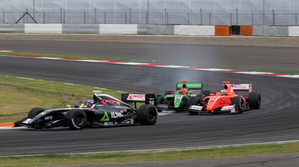 Россиянин Николай Марценко (слева) во время заезда на трассе гонки FORMULA RENAULT 3.5 SERIES Россиянин Николай Марценко (слева) во время заезда на трассе гонки FORMULA RENAULT 3.5 SERIES