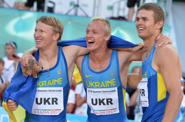 оманда сборной Украины радуется победе в финальном забеге эстафеты 4х100 м оманда сборной Украины радуется победе в финальном забеге эстафеты 4х100 м