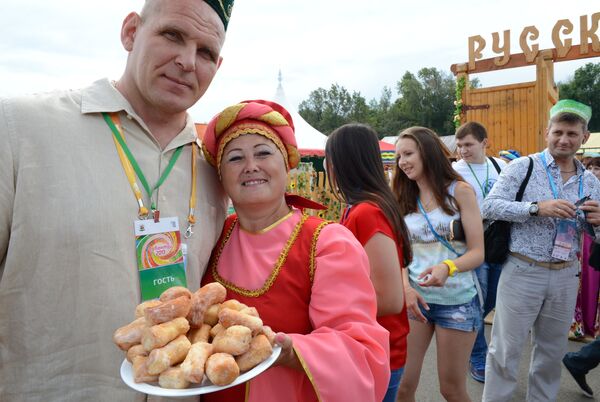 Трехкратный олимпийский чемпион Александр Карелин на национальном татарском празднике Сабантуй в Березовой роще Казани Трехкратный олимпийский чемпион Александр Карелин на национальном татарском празднике Сабантуй в Березовой роще Казани