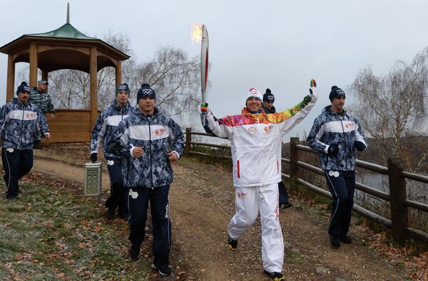 Факелоносец во время эстафеты олимпийского огня в городе Плес Ивановской области Факелоносец во время эстафеты олимпийского огня в городе Плес Ивановской области