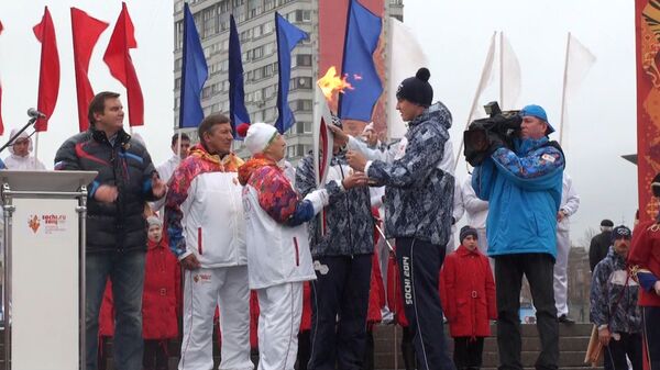 Жители Петербурга встретили эстафету огня ОИ-2014 под проливным дождем Жители Петербурга встретили эстафету огня ОИ-2014 под проливным дождем