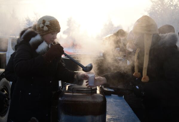 Жители города во время эстафеты олимпийского огня в Новом Уренгое Жители города во время эстафеты олимпийского огня в Новом Уренгое