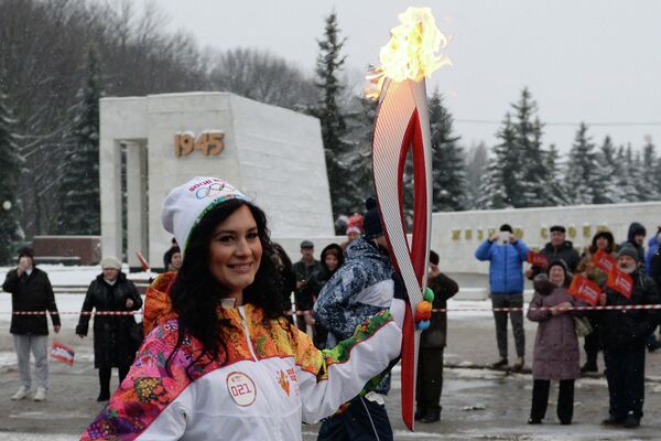 Факелоносец во время эстафеты олимпийского огня в Курске Факелоносец во время эстафеты олимпийского огня в Курске