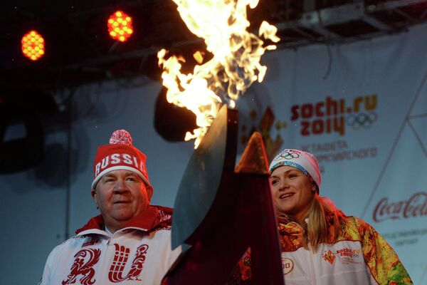 Губернатор Курской области Александр Михайлов и олимпийская чемпионка 2008 года по фехтованию, заслуженный мастер спорта Евгения Ламонова Губернатор Курской области Александр Михайлов и олимпийская чемпионка 2008 года по фехтованию, заслуженный мастер спорта Евгения Ламонова