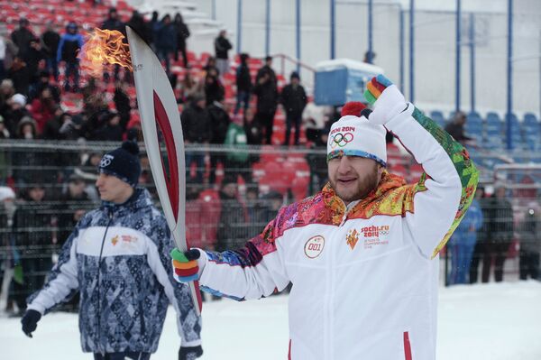 Чемпион мира, призёр Олимпийских игр по тяжелой атлетике Хаджимурат Аккаев во время эстафеты олимпийского огня в Нальчике Чемпион мира, призёр Олимпийских игр по тяжелой атлетике Хаджимурат Аккаев во время эстафеты олимпийского огня в Нальчике