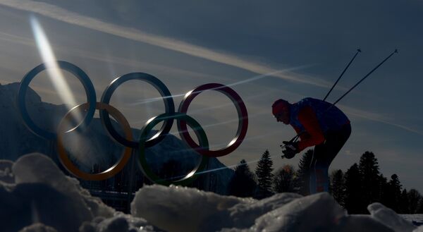 Спортсмен на тренировке национальных сборных по лыжным гонкам Спортсмен на тренировке национальных сборных по лыжным гонкам